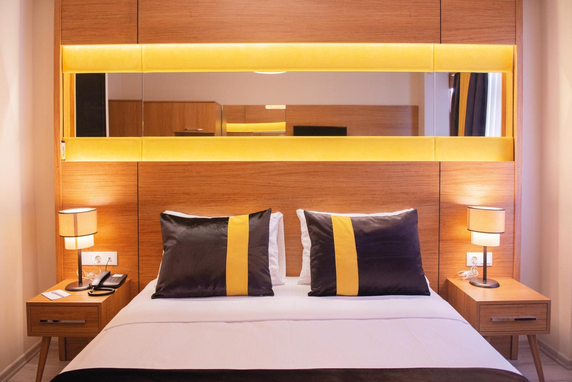 คารามันส์ ซีรน์เกชิ สวีท โฮเต็ล Hotel อิสตันบูล ภายนอก รูปภาพ
