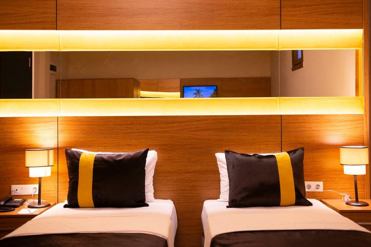 คารามันส์ ซีรน์เกชิ สวีท โฮเต็ล Hotel อิสตันบูล ภายนอก รูปภาพ