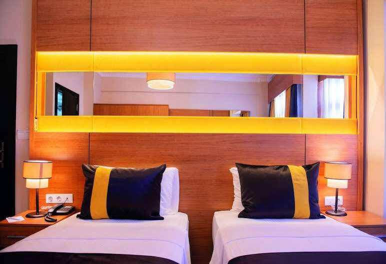 คารามันส์ ซีรน์เกชิ สวีท โฮเต็ล Hotel อิสตันบูล ภายนอก รูปภาพ